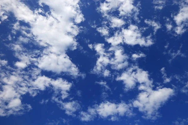 Mavi Gökyüzü Karşı Kümülüs Bulutlar Doku Closeup — Stok fotoğraf
