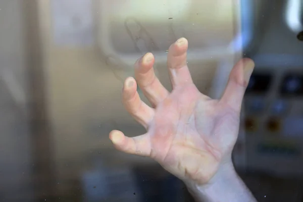Mão Homem Closeup Atrás Janela Vidro Navio — Fotografia de Stock