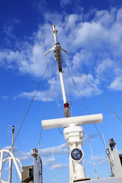 Gros Plan Mât Yacht Blanc Contre Ciel Bleu — Photo