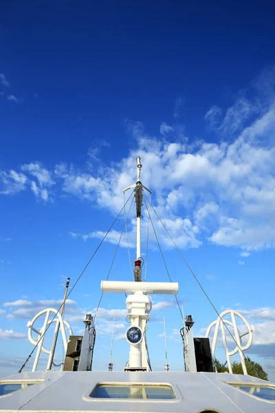 Nahaufnahme Weißer Yachtmast Vor Blauem Himmel — Stockfoto