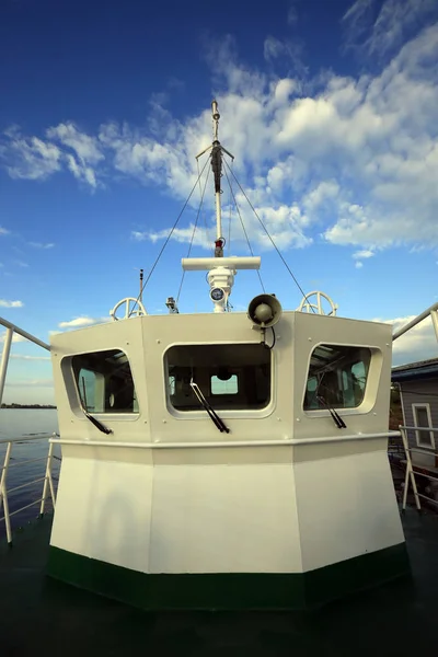 Gros Plan Mât Yacht Blanc Contre Ciel Bleu — Photo