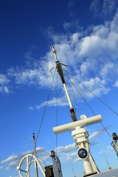 Gros Plan Mât Yacht Blanc Contre Ciel Bleu — Photo