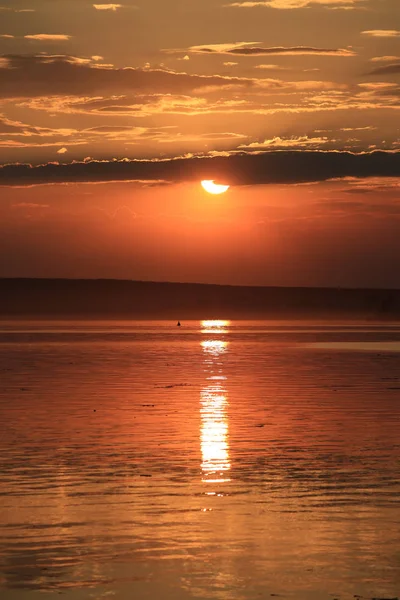 Paisaje Verano Hermoso Atardecer Sobre Río Tranquilo — Foto de Stock