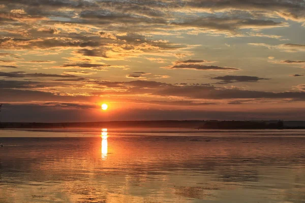 Літній Пейзаж Красивий Захід Сонця Над Тихою Річкою — стокове фото