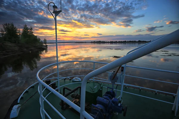 Sommarlandskap Vackra Solnedgången Över Den Lugna Floden — Stockfoto