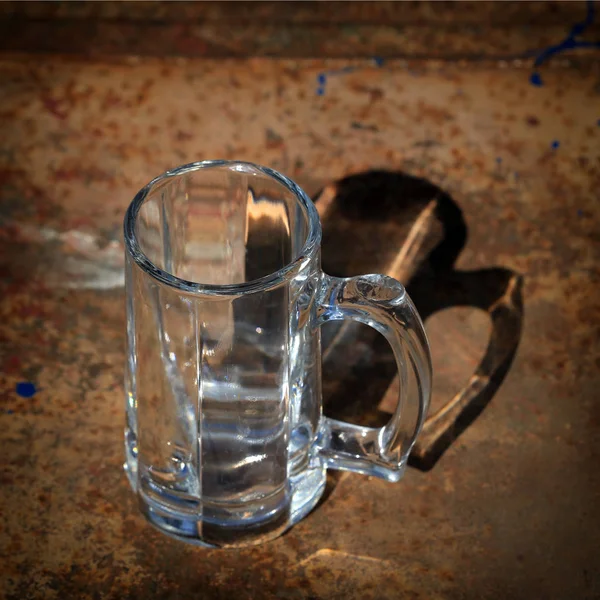 Macro Empty Beer Mug Rusty Iron Sheet Sunlight — Stock Photo, Image