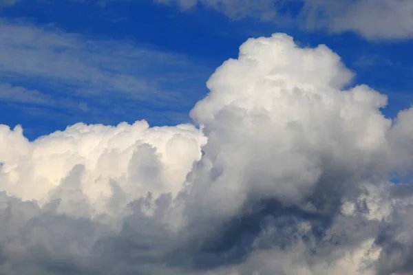 Fondo Hermosas Nubes Blancas Esponjosas Cielo Azul Día Soleado — Foto de Stock