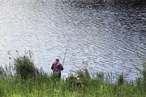 Paisagem Verão Pescador Com Uma Vara Pesca Margem Rio Dia — Fotografia de Stock