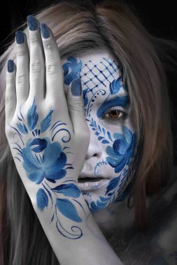 yakın çekim yüz sanat Gzhel tarzında bir kızla portresi