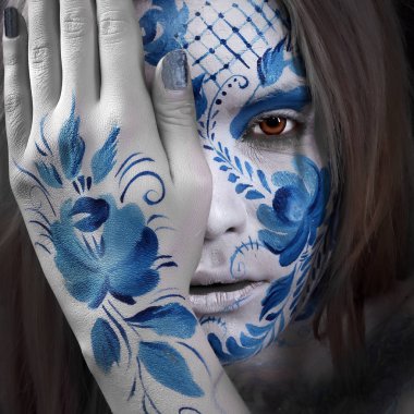 yakın çekim yüz sanat Gzhel tarzında bir kızla portresi