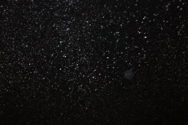 siyah bir arka plan üzerinde bir kar yağışı sırasında kar taneleri closeup arka plan dokusu