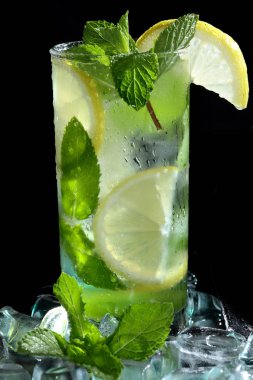 bir mojito siyah arka plan studio kokteyl bardak
