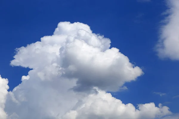 Fondo Hermosas Nubes Blancas Esponjosas Cielo Azul Día Soleado — Foto de Stock