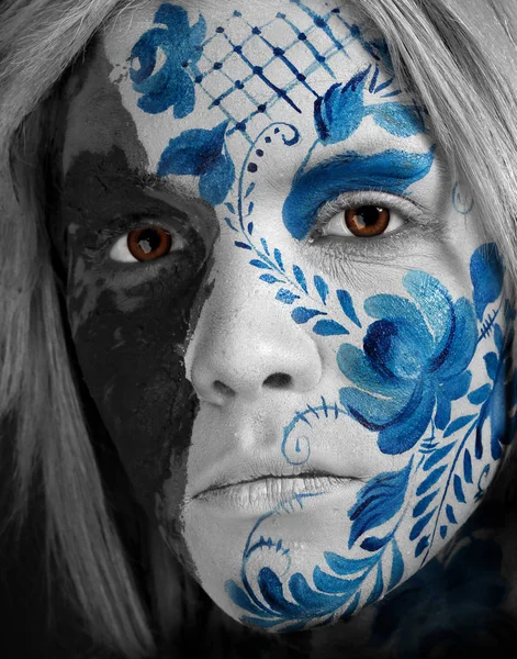 一个女孩的特写镜头肖像与面部艺术的风格格谢尔 — 图库照片
