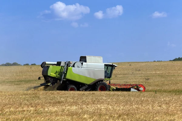 Літній Пейзаж Поєднує Комбайн Полях Сонячний День — стокове фото