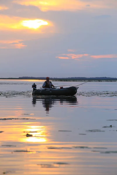 Καλοκαιρινό Τοπίο Ενός Αλιέα Μια Βάρκα Στον Ποταμό Στο Ηλιοβασίλεμα — Φωτογραφία Αρχείου