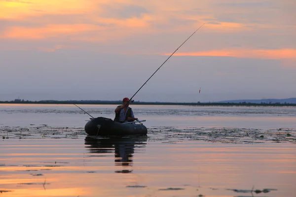 Paisagem Verão Pescador Barco Rio Pôr Sol — Fotografia de Stock