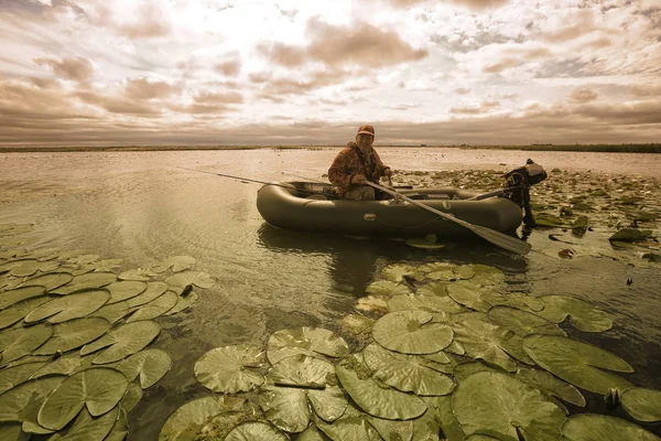 Paisagem Verão Pescador Barco Lago Com Lírios Brancos — Fotografia de Stock