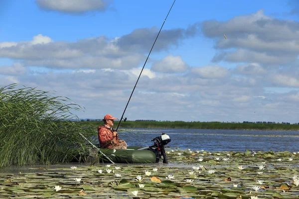 Paesaggio Estivo Pescatore Barca Sul Lago Con Gigli Bianchi — Foto Stock