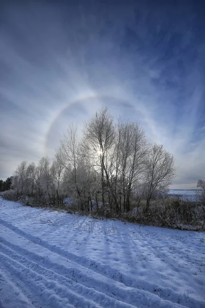 Inverno Paisagem Campos Cobertos Neve Árvores Estradas Raios Sol — Fotografia de Stock