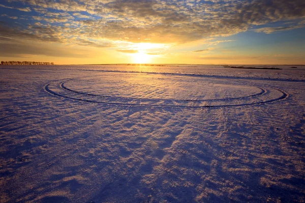 Kış Manzara Karla Kaplı Alanlar Günbatımı Güneş Işınları Yollar — Stok fotoğraf