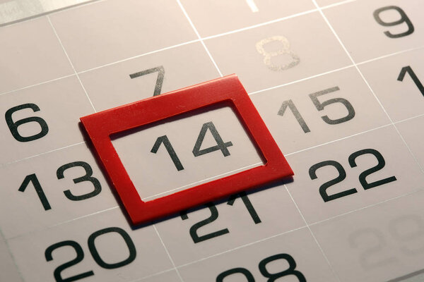 страница фона макротекстуры календаря с датой 14 выбранного красного указателя
