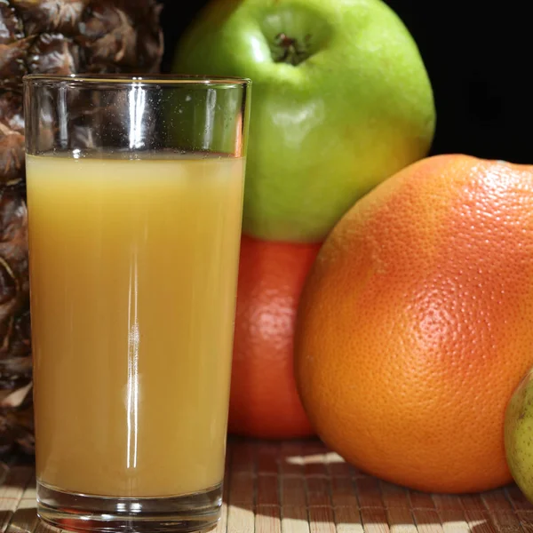 Macro Delicioso Jugo Piña Fresca Vaso Sobre Fondo Verduras Frutas — Foto de Stock