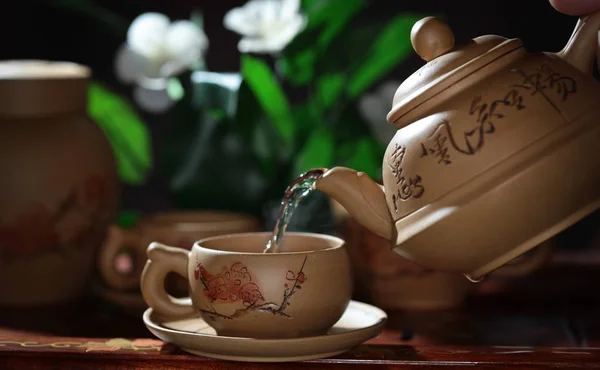 Tea Poured Teapot Clay Cup Blurred Floral Background — Stock Photo, Image