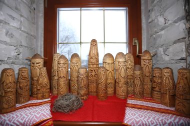 Karşı pencere ve tuğla duvar ahşap pagan Idol closeup kümesi
