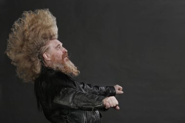 portre portre yetişkin motorcu siyah deri ceket ve yüksek mohawk ve sakal