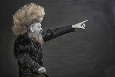 portre portre yetişkin motorcu siyah deri ceket ve yüksek mohawk ve arka planı gri sakal 