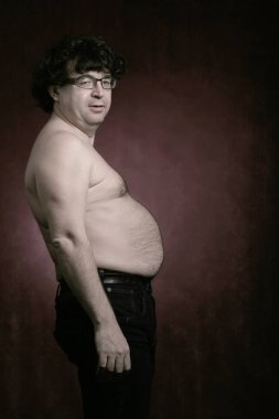 Koyu arka plan stüdyo üzerinde karizmatik bir yetişkin adam portresi  