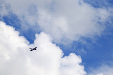 cumulus bulutları ve mavi gökyüzü karşı uçak doku closeup