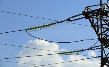 Endüstriyel manzara, gökyüzü arka planda yaz güneşli gün yüksek gerilim hattında