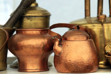 closeup bakır Çaydanlık ve pot fuarda