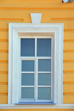 izole closeup vintage pencere sarı taş ev
