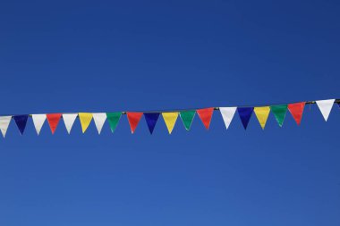 çeşitli çok renkli festival Close-up gökyüzü mavi gökyüzü arka plan üzerinde bayraklar