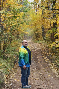 renkli yaprakları ile sonbahar ormanda bir adam portresi