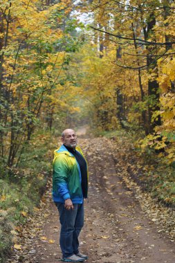 renkli yaprakları ile sonbahar ormanda bir adam portresi