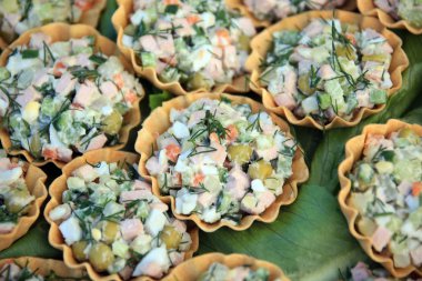 makro Rus salatası Olivier tartı salata üzerinde bırakır