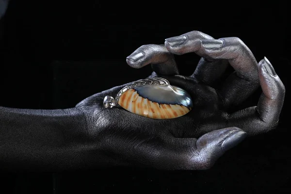 Μακροεντολή Ασημένια Κοσμήματα Γυναικεία Χέρια Μοντέλο Σώμα Τέχνης Μαύρο Φόντο — Φωτογραφία Αρχείου