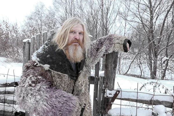 Портрет Деревенского Человека Чистит Снежную Лопату Дворе — стоковое фото