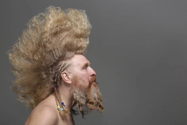 Портрет Харизматичного Взрослого Мужчины Бородой Высоким Ирокезом Студии Сером Фоне — стоковое фото