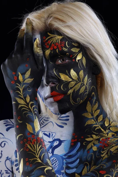 黒の背景のスタジオにホフロマの Gzhel スタイルで女の子の身体芸術の肖像画 — ストック写真