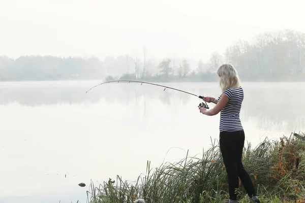 Menina Pesca Nevoeiro Outono Manhã Rio — Fotografia de Stock