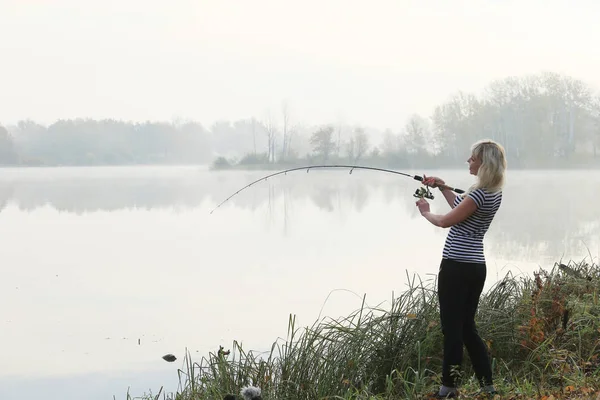 女の子釣り霧秋川の朝 — ストック写真