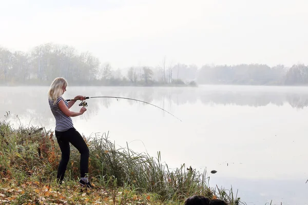 Menina Pesca Nevoeiro Outono Manhã Rio — Fotografia de Stock