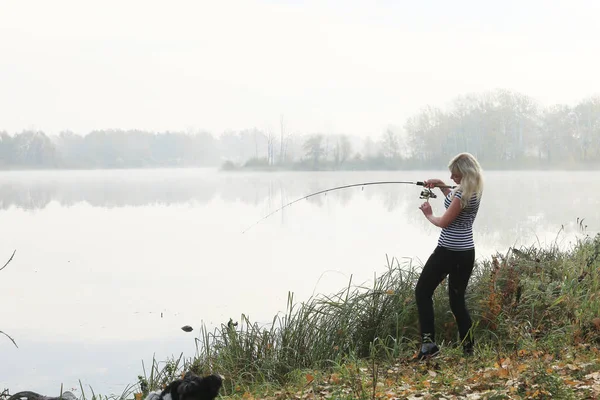 Niña Pesca Niebla Mañana Otoño Río —  Fotos de Stock