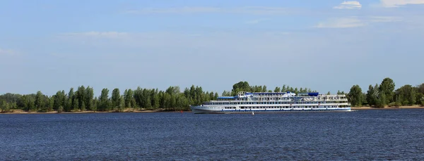Sommerlandschaft Passagierschiff Auf Dem Fluss Einem Sonnigen Sommertag — Stockfoto