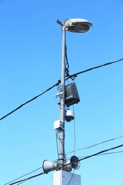 Closeup Hoparlör Bir Elektrik Direği Mavi Gökyüzü Arka Plan Üzerinde — Stok fotoğraf